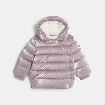 معطف رمادي اللون محشو ببطانة من الريش وبمظهر قزحي للفتيات الرُضع